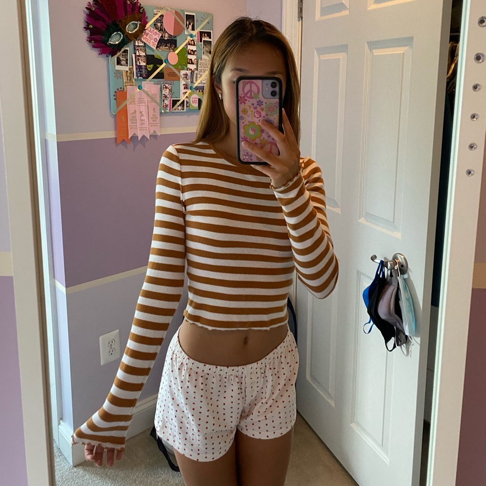 Long sleeve crop top.